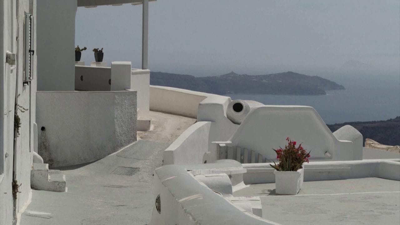Coronavirus, l'incanto di Santorini deserta: l'isola greca sospesa in attesa dei turisti