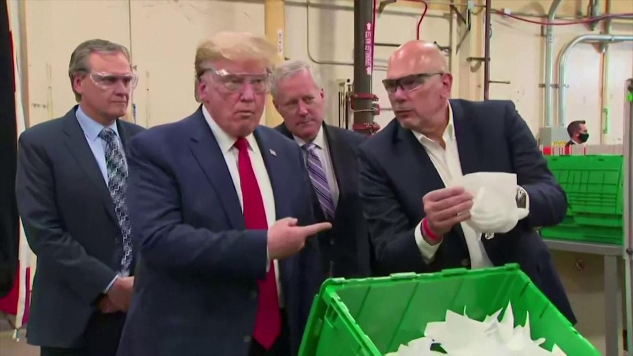 Coronavirus Usa, Trump visita una fabbrica di mascherine senza indossare una mascherina