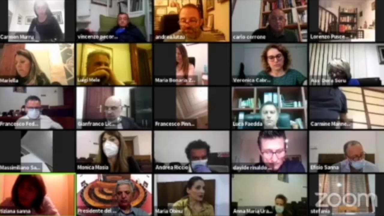 Coronavirus, "spogliarello" durante la diretta del consiglio comunale di Oristano