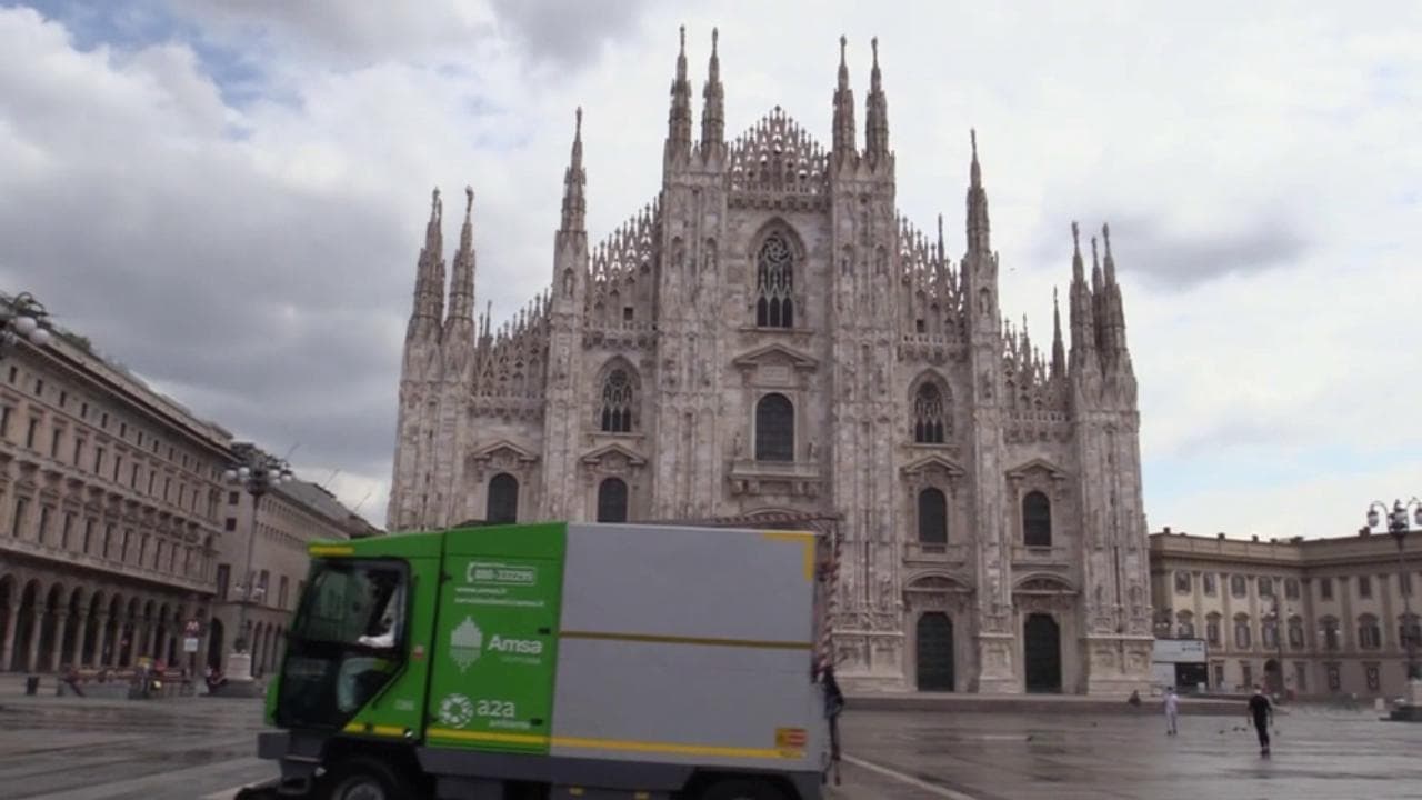 Coronavirus, sanificazione di piazza Duomo a Milano