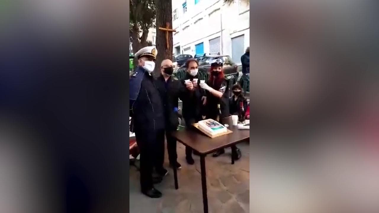 Catanzaro: il sindaco festeggia in piazza con torta, spumante e vigili urbani presenti
