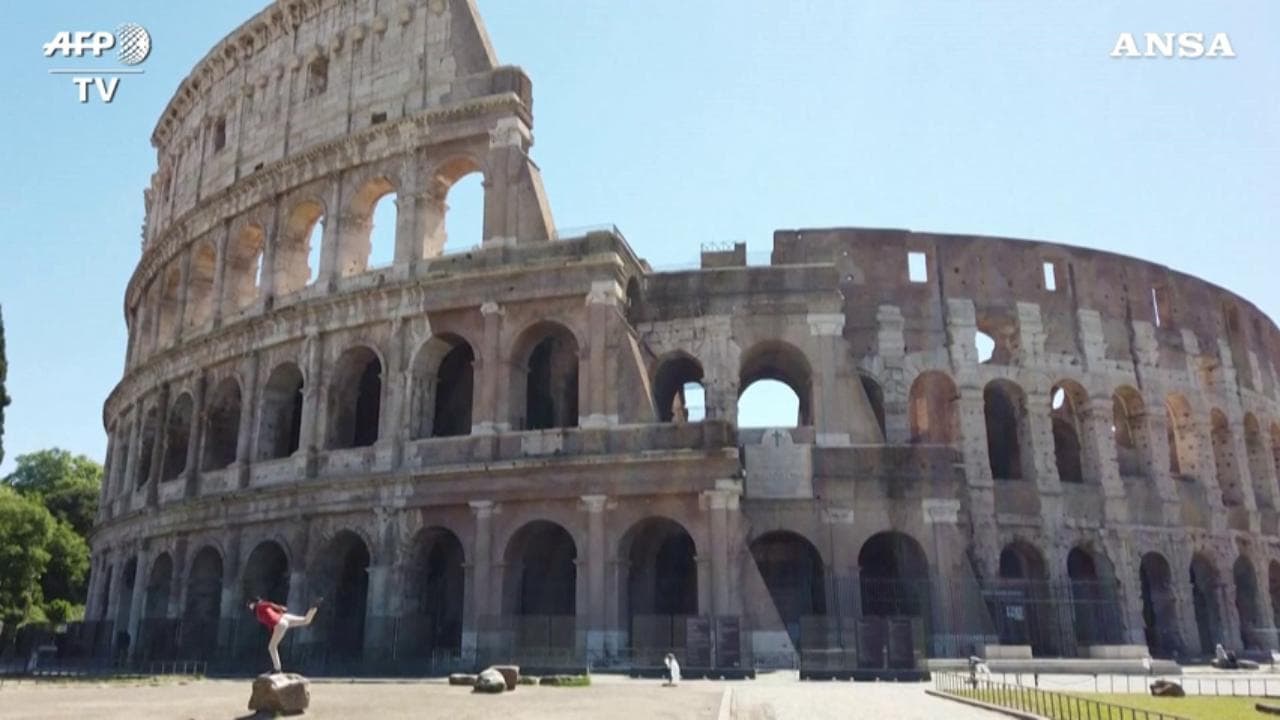 Coronavirus, yoga vista Colosseo: ecco come si vive nella fase 2