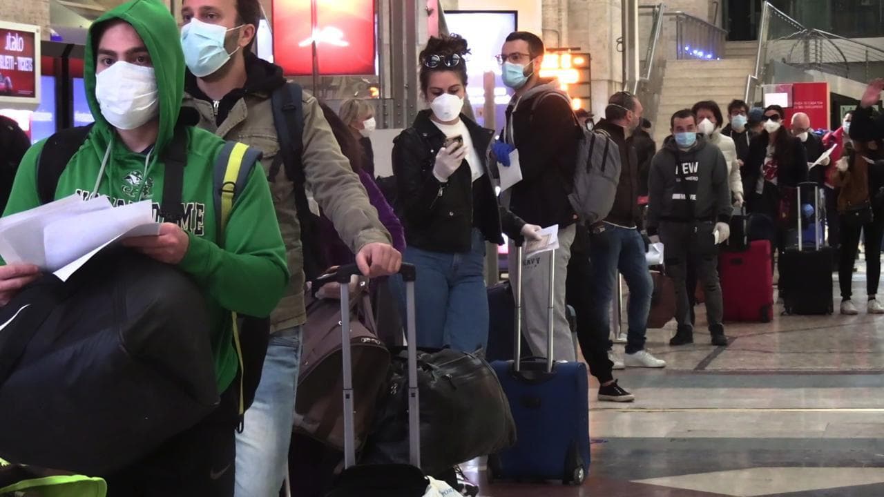 Coronavirus Milano, via alla Fase 2. Code moderate alla stazione Centrale: "Non scappiamo, torniamo a casa"