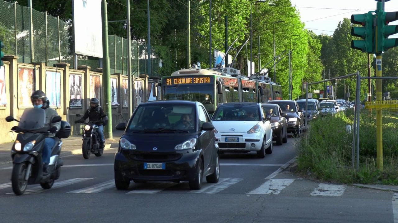 Coronavirus, Fase due: molte auto in strada di prima mattina a Milano