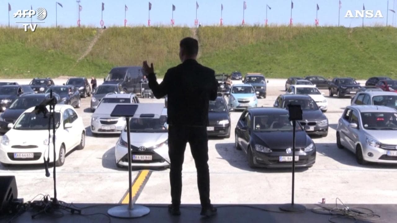 Coronavirus, la chiesa diventa drive-in: a Copenaghen i fedeli restano in auto