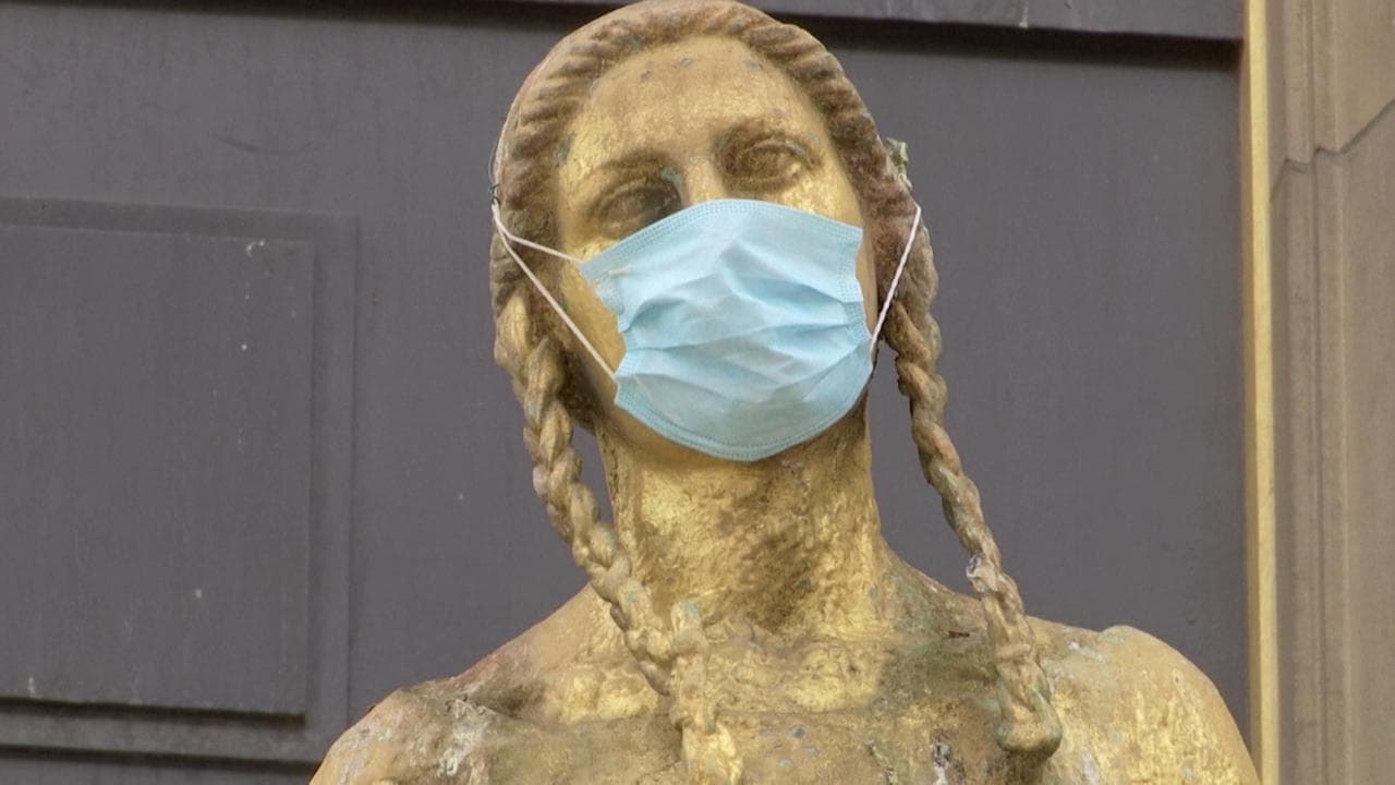 Coranavirus, sorpresa a Parigi: anche le statue indossano le mascherine