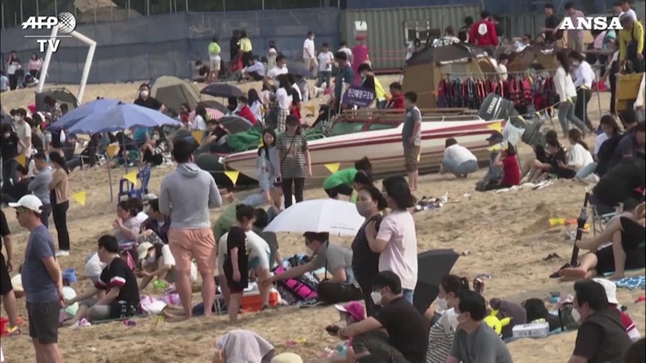 Coronavirus, spiagge affollate in Corea del Sud: la paura non ferma la voglia di vacanza