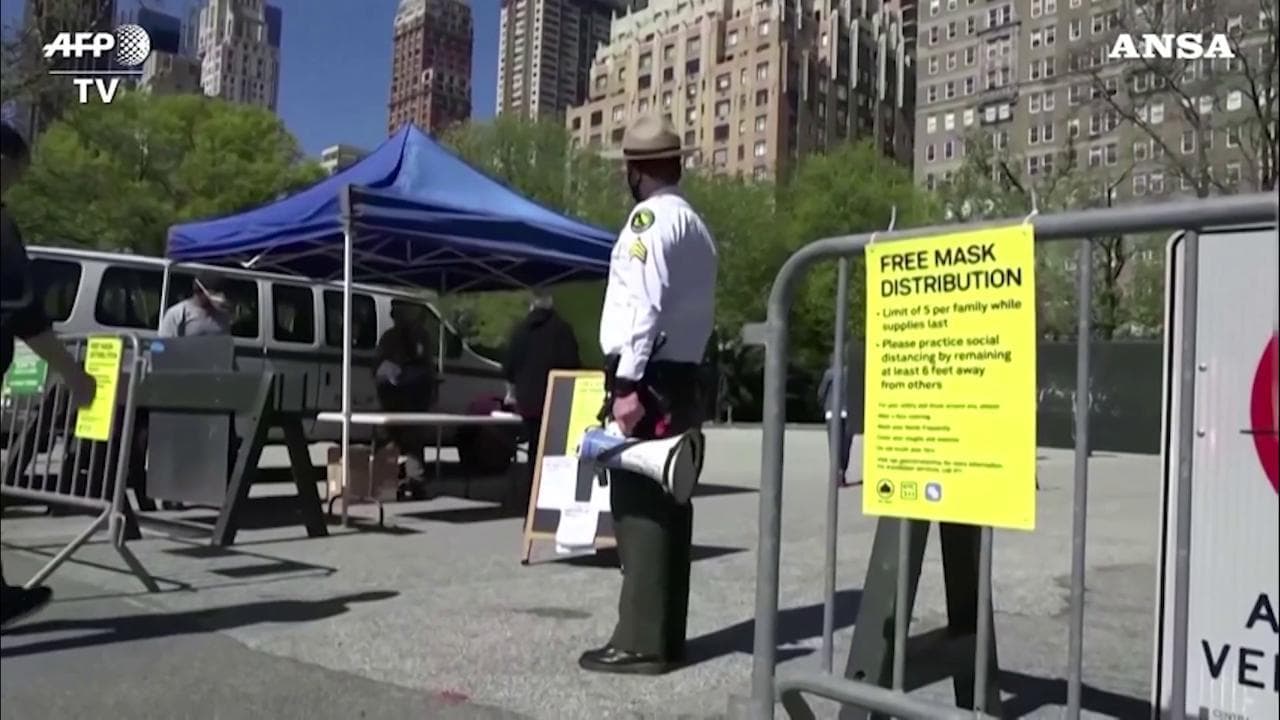 Coronavirus, mascherine gratis per chi va a Central Park: i volontari le distribuiscono all'ingresso