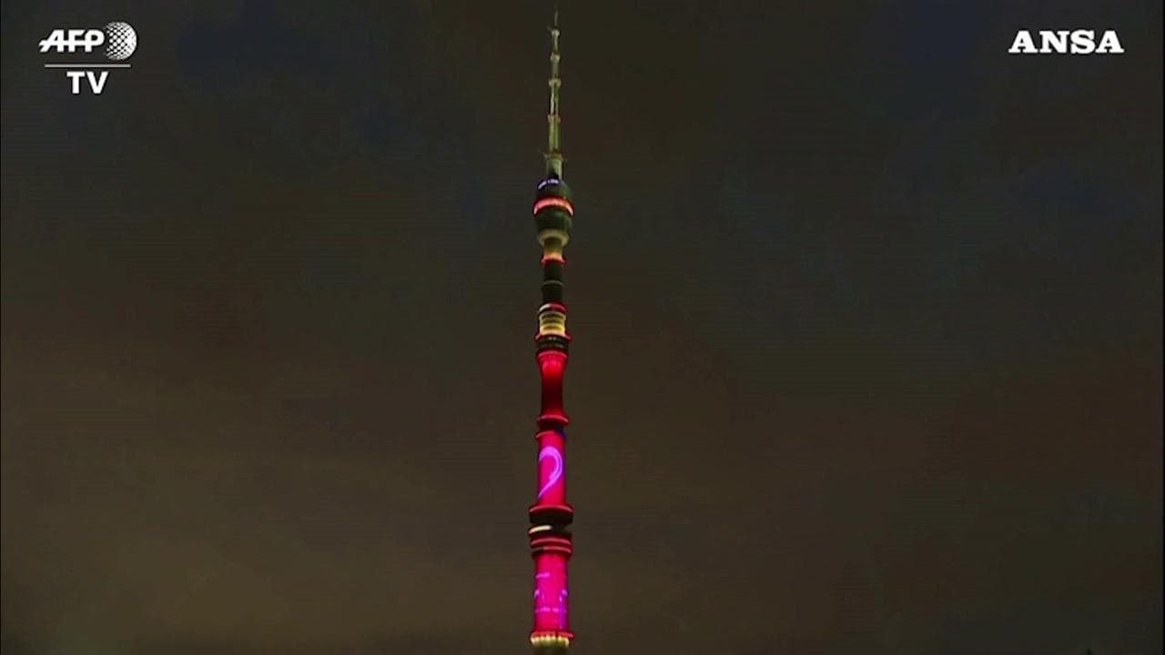 Coronavirus, un cuore illumina la torre di Mosca per dire grazie a chi combatte il virus