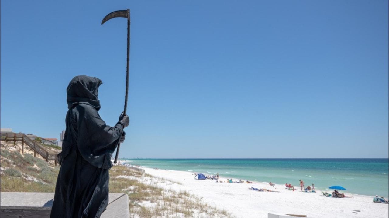 Coronavirus, un uomo travestito da Morte cammina sulle spiagge della Florida: "State a casa"