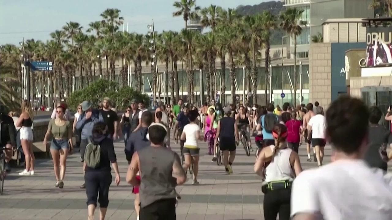 Covid-19, in Spagna primo giorno di passeggiate: la gente si riversa in strada