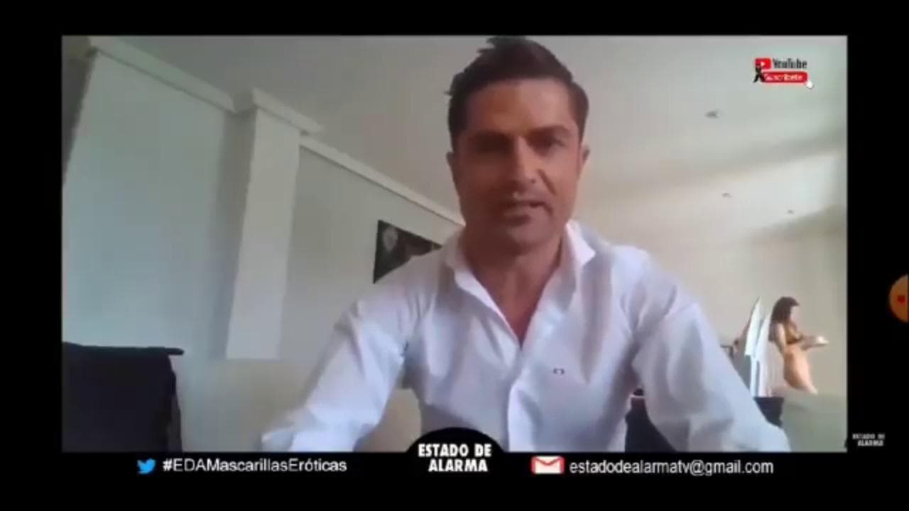 Il reporter è in diretta: alla sue spalle passa una donna seminuda