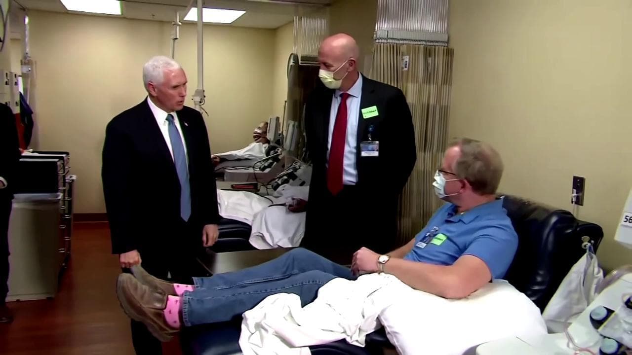 Coronavirus, Pence visita i malati in ospedale, ma senza mascherina