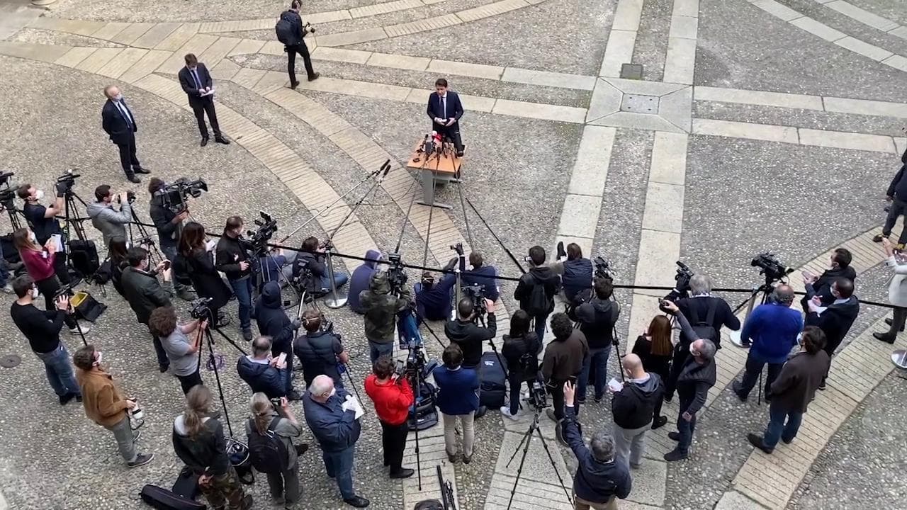 Coronavirus, Conte in prefettura a Milano ma non viene rispettato il distanziamento sociale