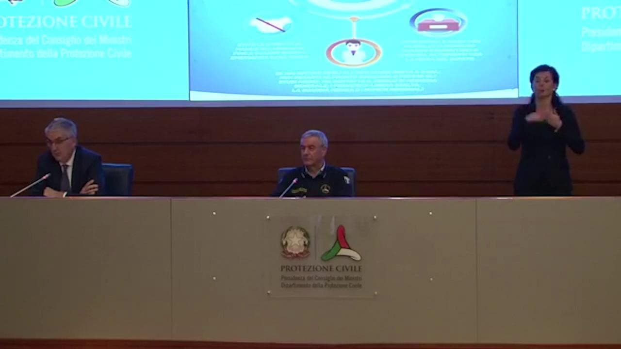 Coronavirus, Brusaferro (Iss): "Mascherine anche all'aperto se non si mantiene il distanziamento sociale"