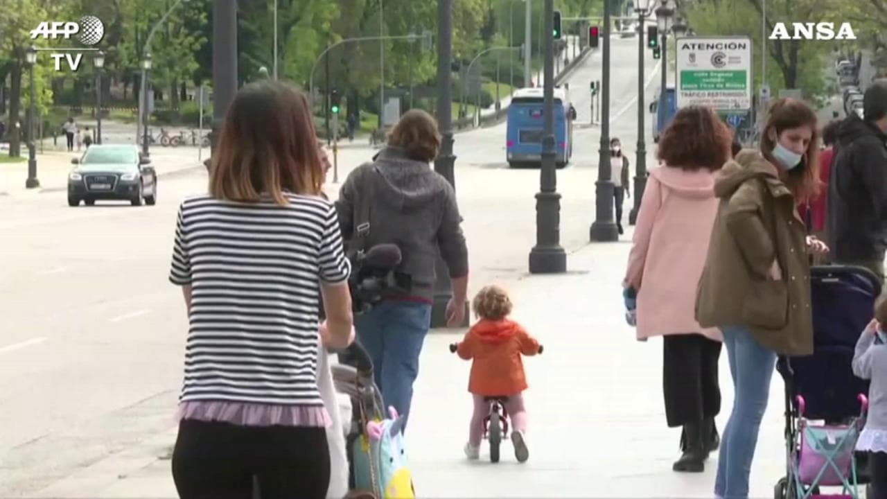 Coronavirus, in Spagna i bambini escono dopo sei settimane: concessa un'ora un giorno all'aperto