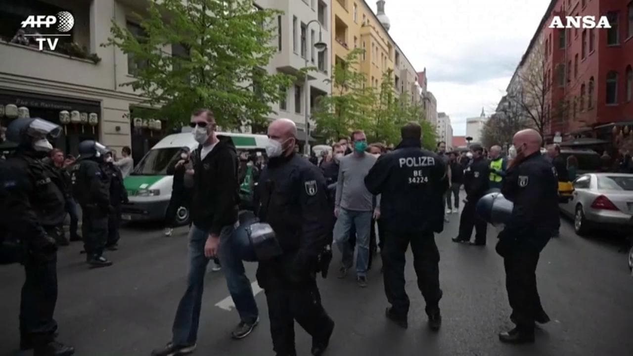 Coronavirus, a Berlino proteste contro il lockdown: oltre 100 arresti