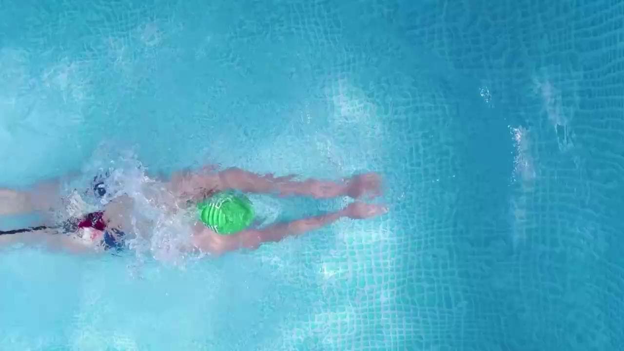 Coronavirus, Bosnia: ecco l'allenamento alternativo della campionessa di nuoto