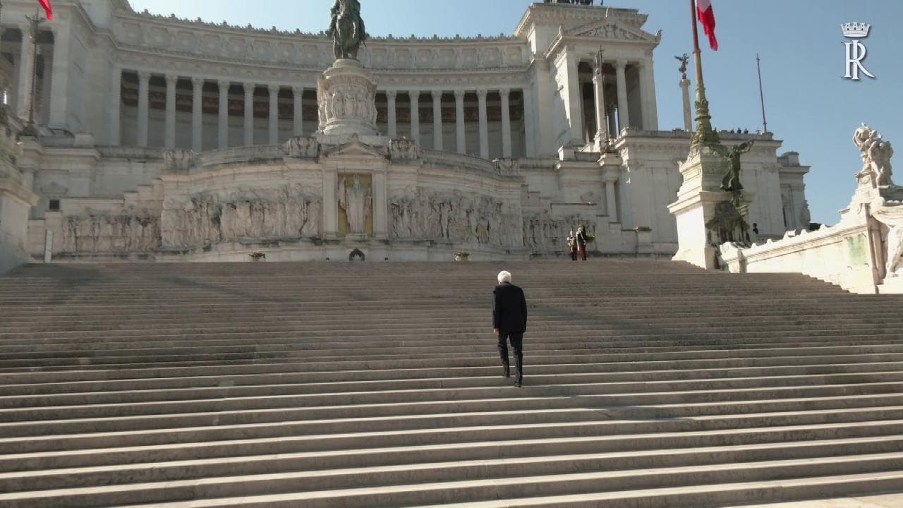 25 aprile, il presidente Mattarella da solo all'Altare della Patria: l'omaggio al milite ignoto