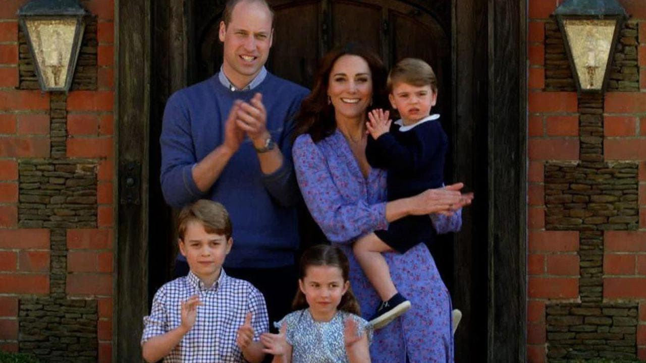 Coronavirus Gb: William, Kate e i tre principini applaudono sulla porta di casa. È un omaggio ai medici