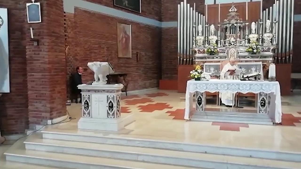 Coronavirus, il parroco multato per la messa coi fedeli: "Faccio ricorso, celebrare è un mio diritto"