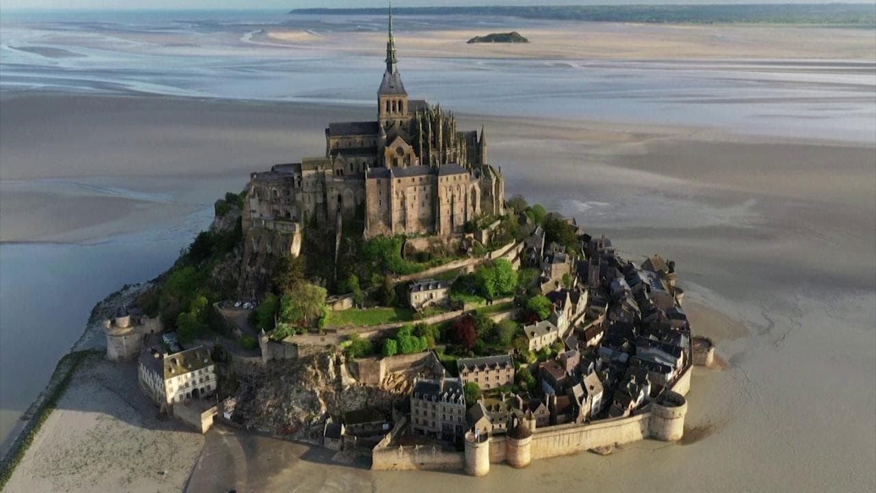Coronavirus, il gioiello di Mont Saint Michel deserto: lo spettacolo dal drone