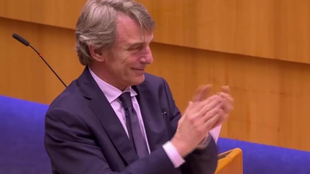 Coronavirus, l'applauso del Parlamento Ue a medici e infermieri che combattono il Covid-19