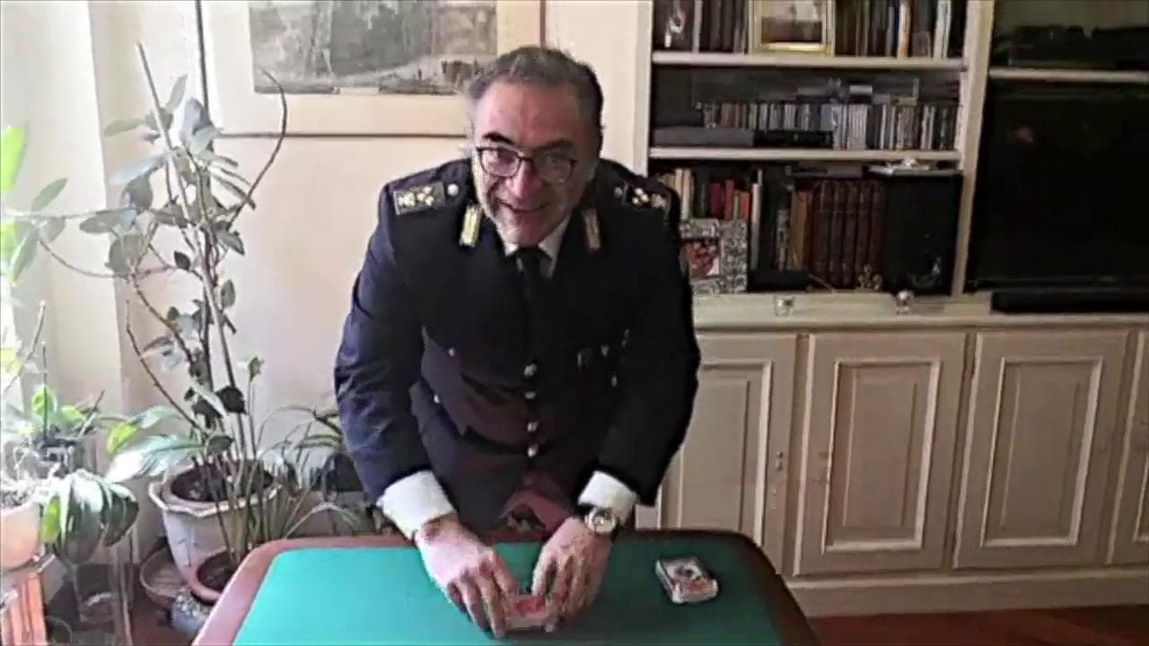 Coronavirus, MagoPino e le carte "ubriache": così la Polizia intrattiene i bambini a distanza