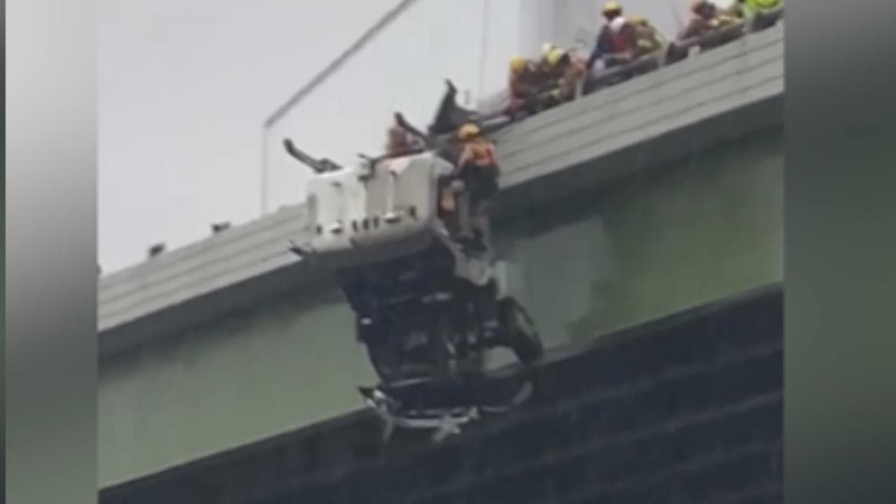 Usa, la motrice del camion sta per precipitare dal ponte: il salvataggio sembra la scena di un film