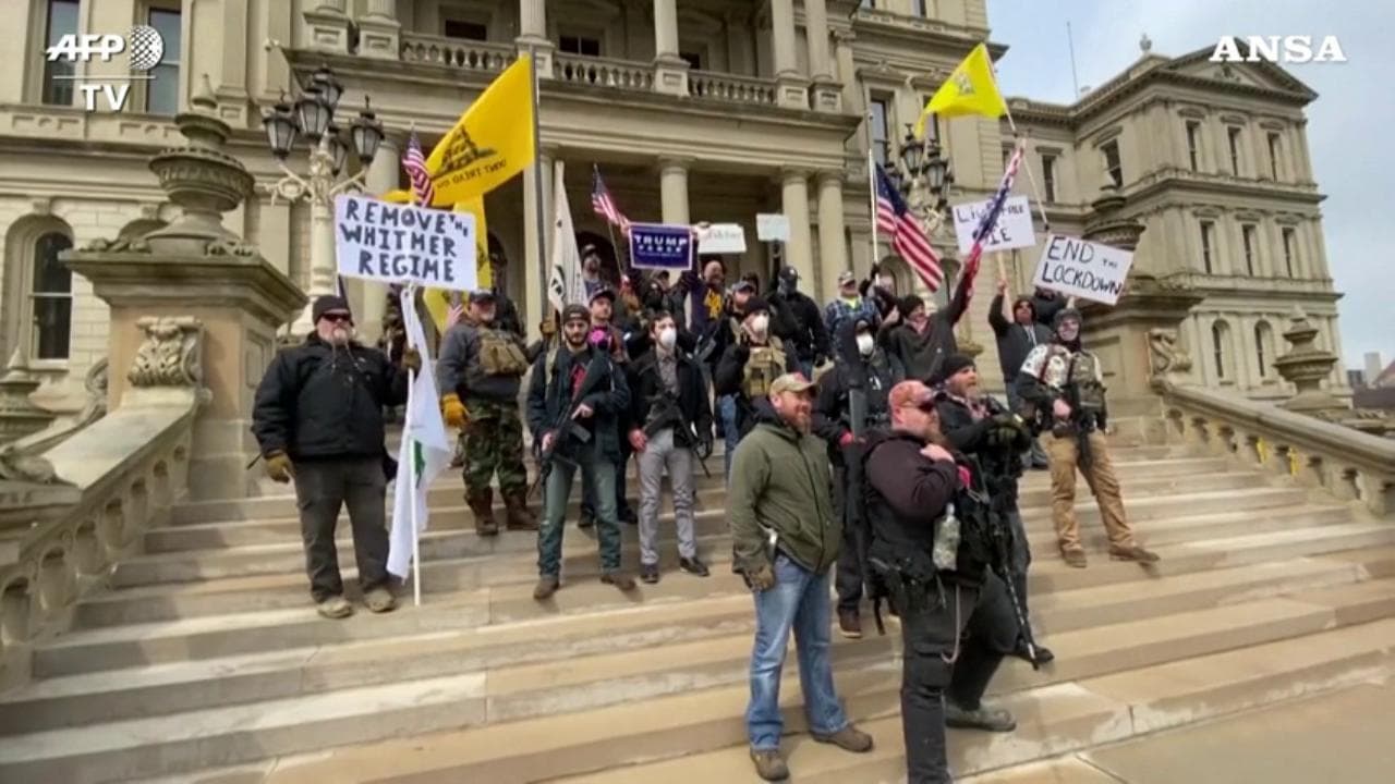Coronavirus, il Michigan protesta contro il lockdown: i manifestanti sono armati