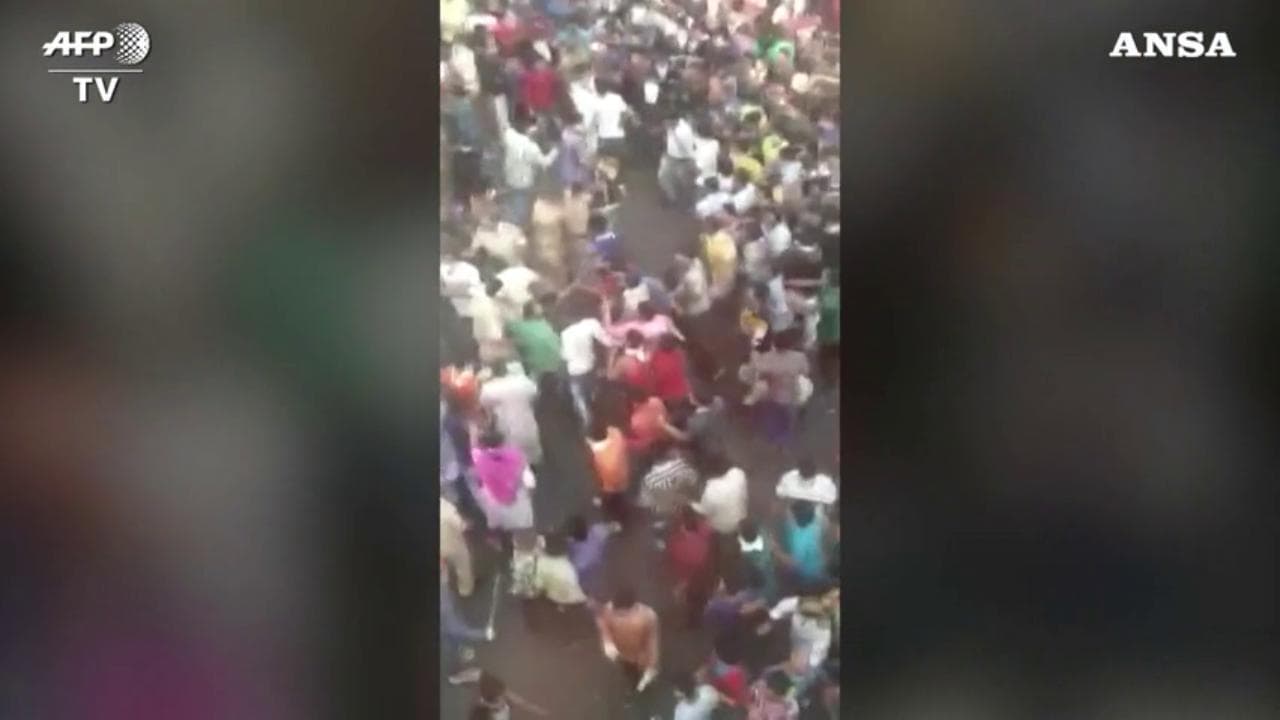Coronavirus, India: polizia disperde con bastoni lavoratori fuori da una una stazione ferroviaria