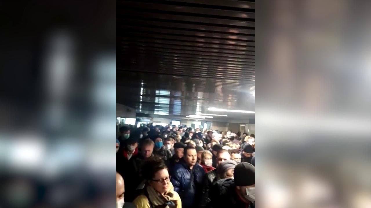 Coronavirus, caos nel metrò a Mosca: lunghe file per i controlli del pass elettronico