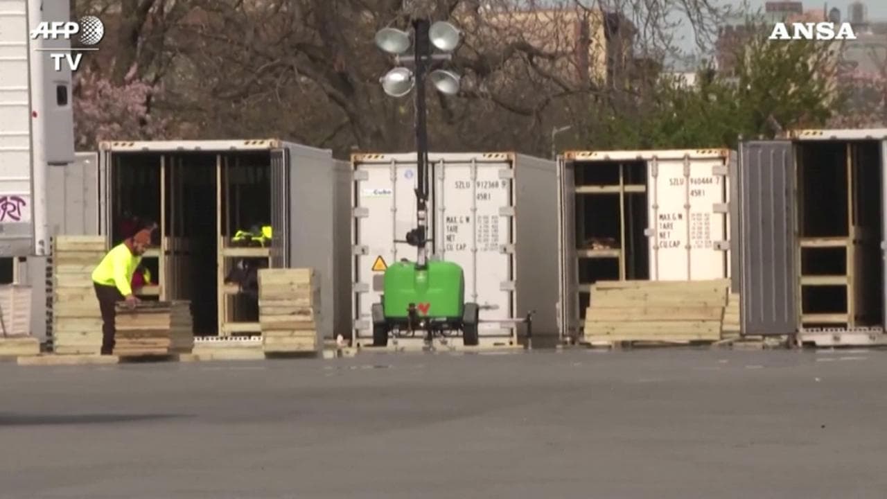 Coronavirus, a New York i camion refrigerati diventano obitori per i corpi delle vittime