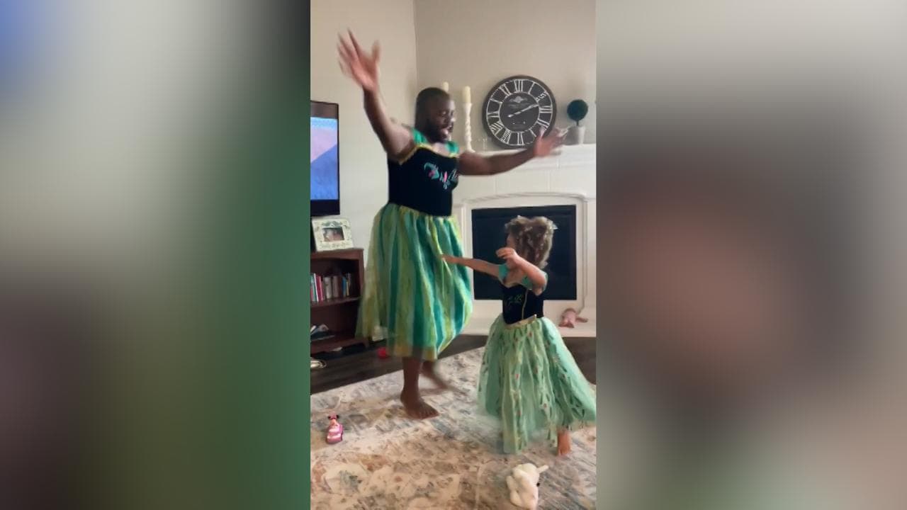 Coronavirus, cosa non si fa per intrattenere i figli in quarantena: papà si veste da principessa di "Frozen"