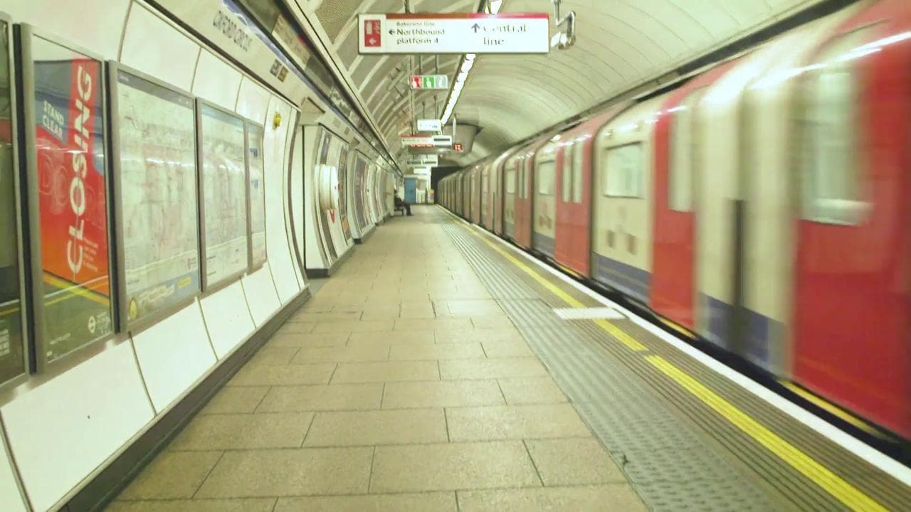 Coronavirus, viaggio nella metropolitana di Londra: scale mobili, banchine e vagoni (quasi) deserti