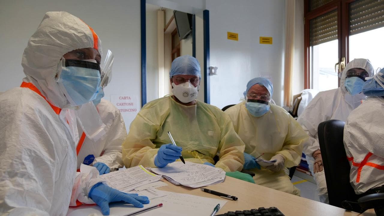 Coronavirus, con i medici nel reparto Covid del Gemelli di Roma: il racconto di un mese di emergenza