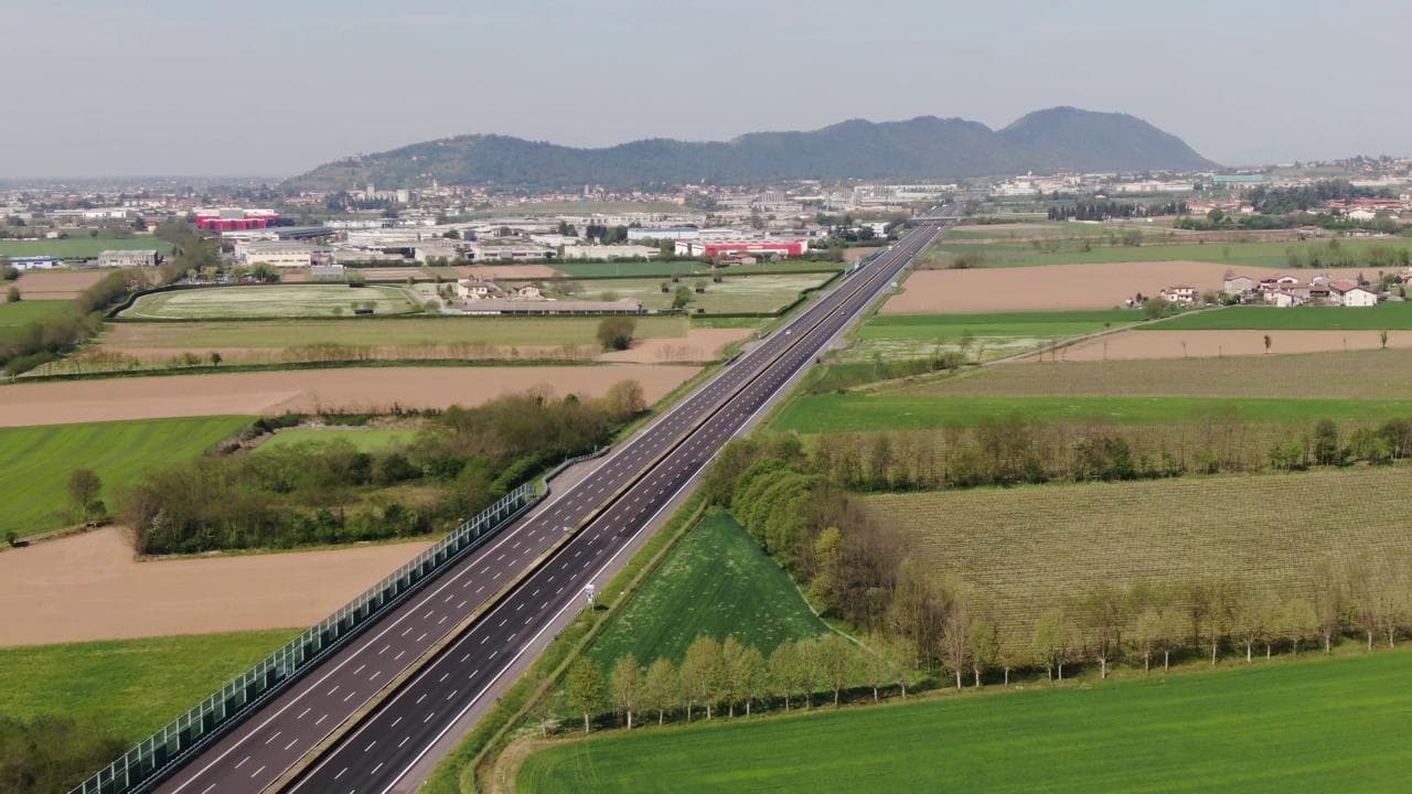 Coronavirus, l'autostrada Torino-Trieste deserta a Pasquetta: le immagini dal drone