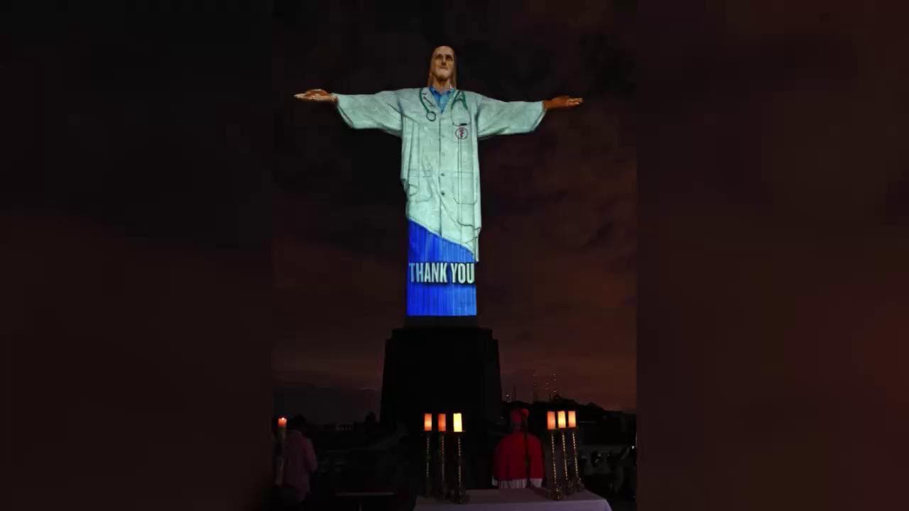 Coronavirus, a Rio de Janeiro il Cristo Redentore "indossa" il camice in omaggio ai medici