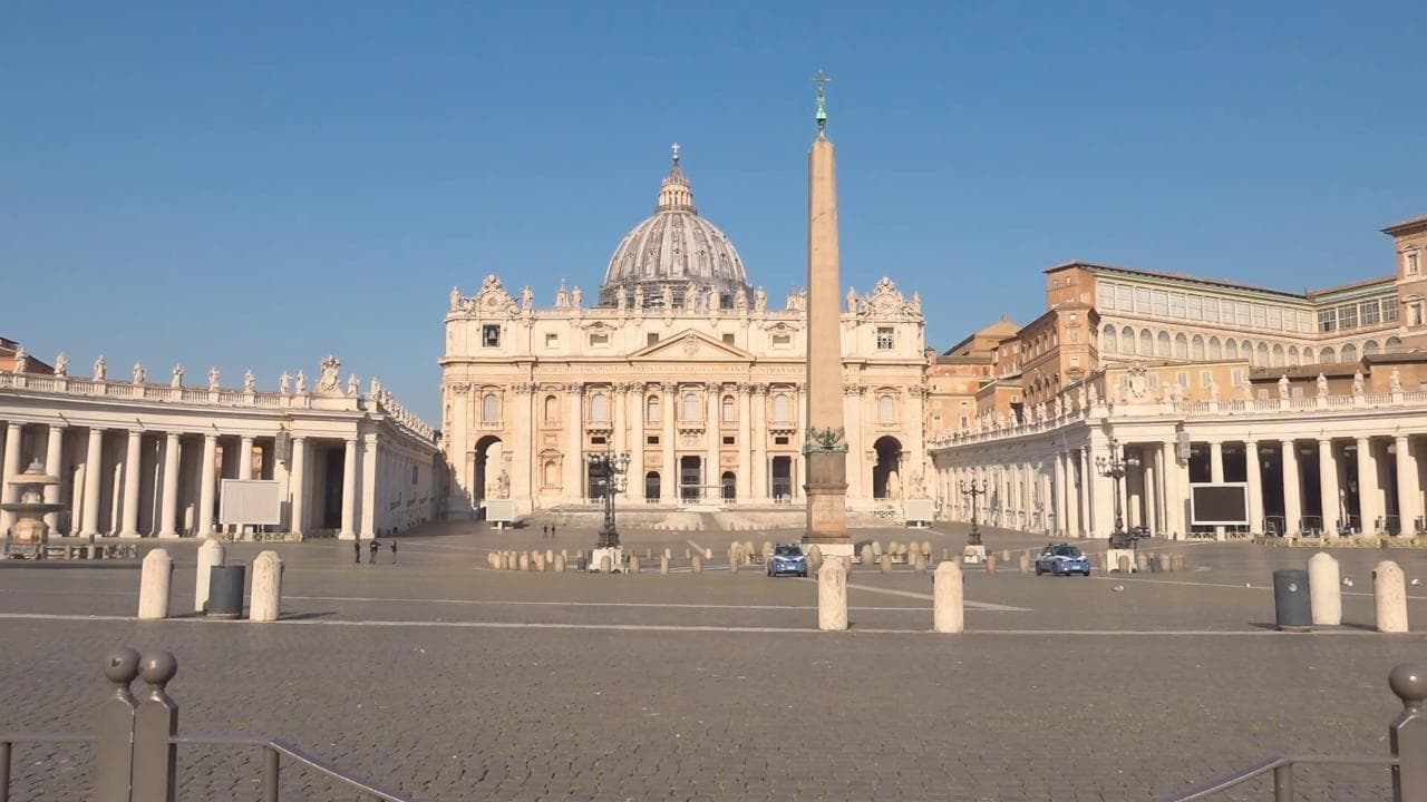 Coronavirus, piazza San Pietro è deserta: la Pasqua senza i fedeli
