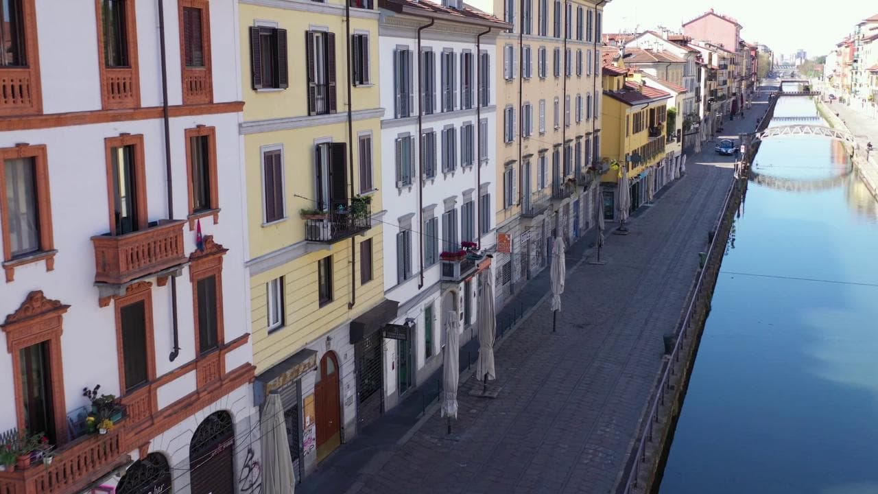 Coronavirus Milano, i Navigli deserti visti dal drone nel giorno di Pasqua