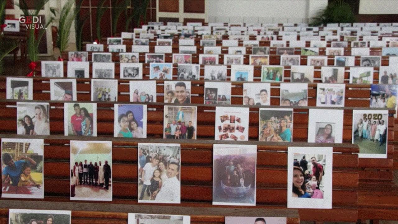 Coronavirus, la Pasqua mai vista: confessioni per strada e comunioni dal finestrino dell'auto