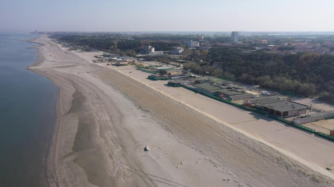 Coronavirus, la Pasqua desolata della costa romagnola: il litorale deserto visto dal drone