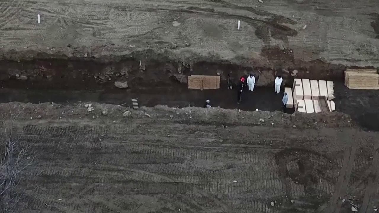 Coronavirus, fosse comuni nello stato di New York: le riprese dal drone