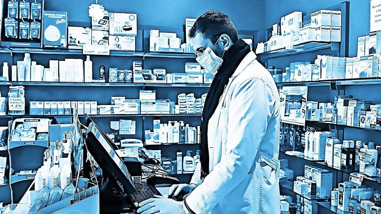 Coronavirus, alla ricerca di una mascherina a Roma, i farmacisti: "Prezzi più alti anche per noi"
