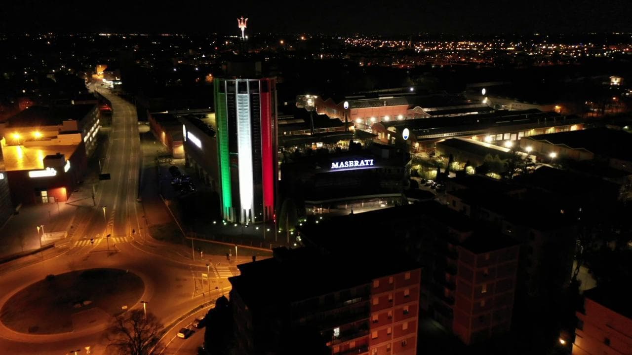 Coronavirus, drone in volo su Modena: la sede Maserati illuminata con il tricolore