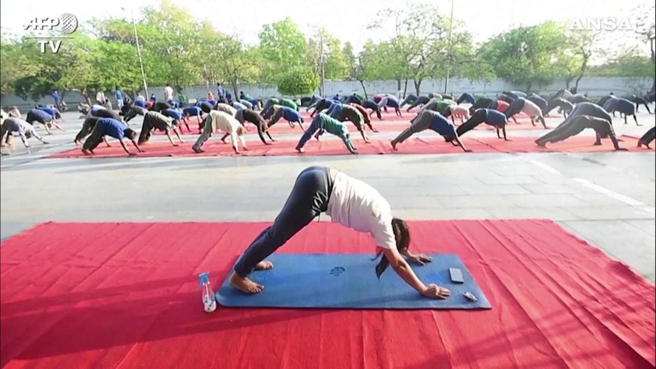 Coronavirus, lezioni di yoga per senzatetto: così a Nuova Delhi li aiutano a restare in forma