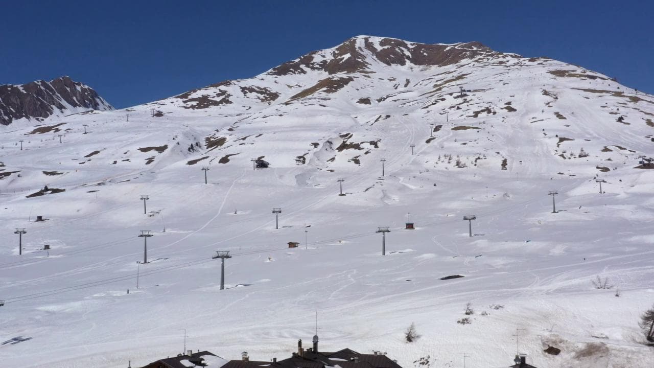 Coronavirus, il Passo del Tonale deserto: il drone in volo sulle seggiovie