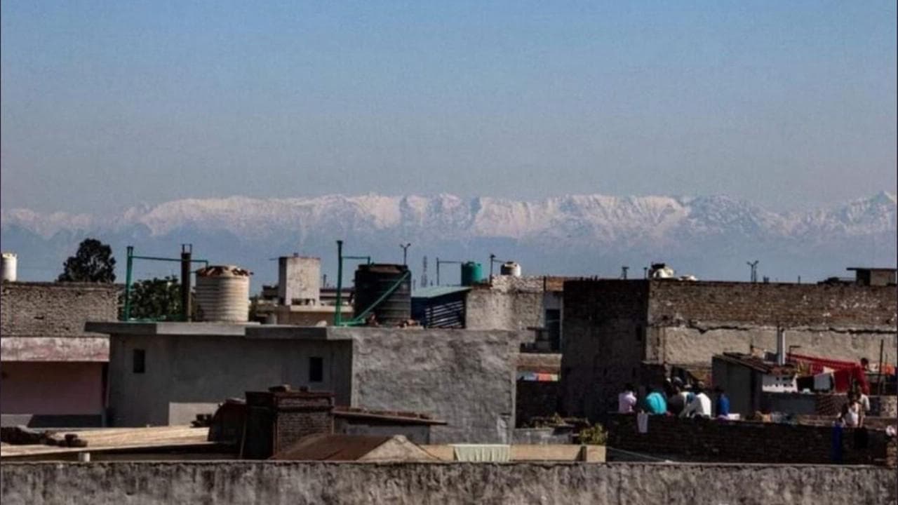 Coronavirus, l'inquinamento cala e l'Himalaya torna visibile anche da 200 km: "Non accadeva da 30 anni"
