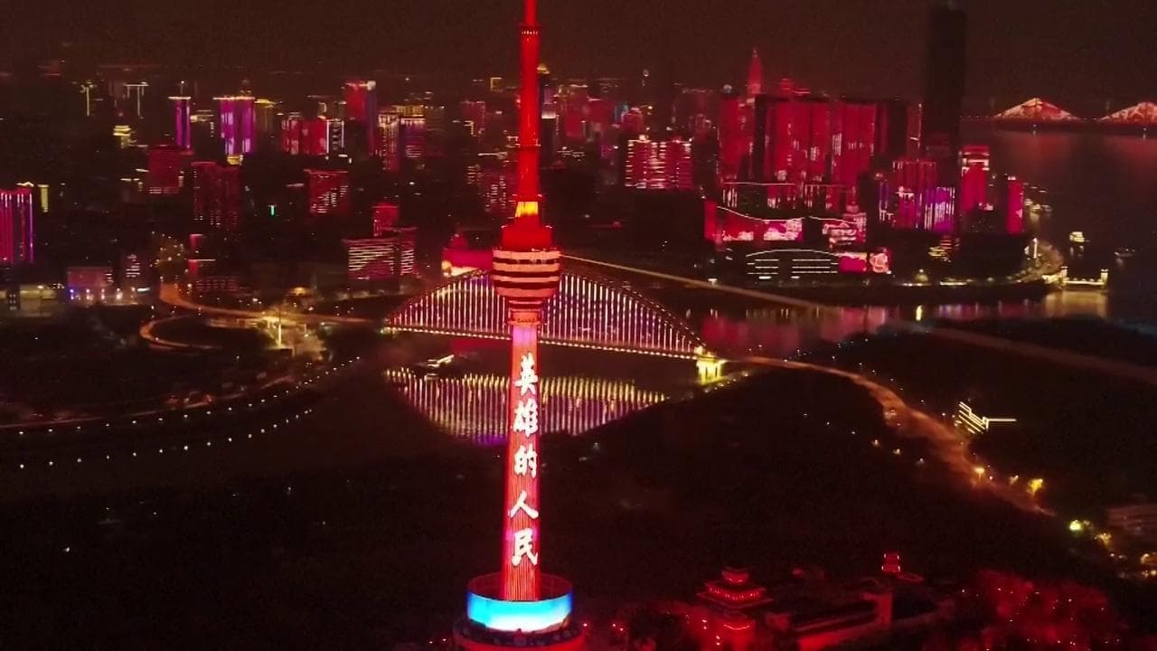 Coronavirus, Wuhan si riaccende: show di luci a mezzanotte per la fine del lockdown