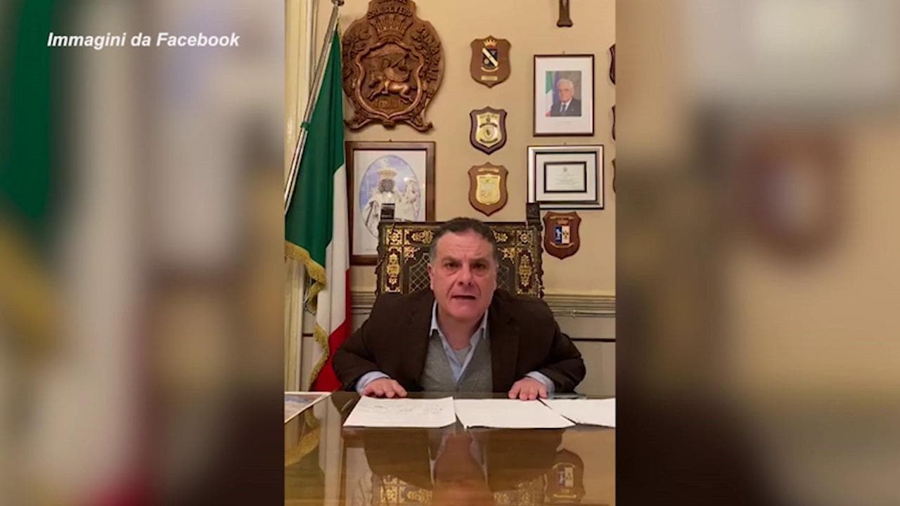 Coronavirus, la rabbia del sindaco di San Severo: "Mascherine vendute a 10 euro? Siete degli strozzini"